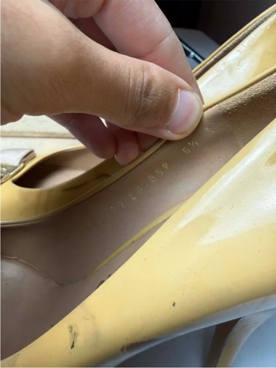 Salvatore Ferragamo Yellow
Patent Vara
Bow Peep Toe Platform Pumps Sz
6.5 - Picture 7 of 13